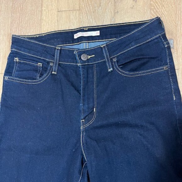 Darkwash Levi's - Picture 5 of 5